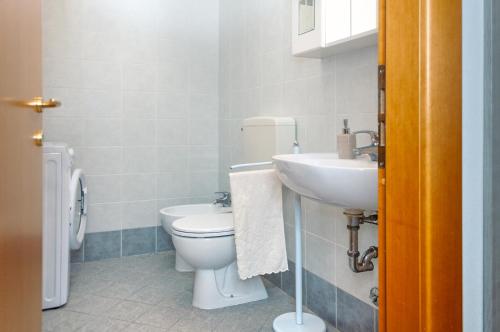 uma casa de banho com um WC e um lavatório em Il Giardino di Boccaccio em Castenaso