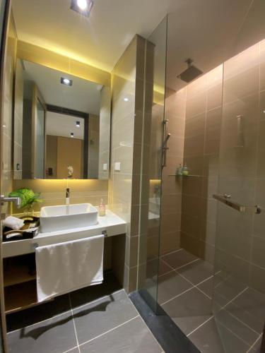 a bathroom with a sink and a shower at Amanjiwa 99R in Kampong Morten