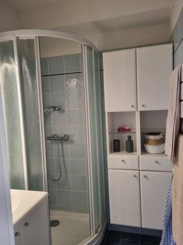 une salle de bain avec une douche avec une porte vitrée dans l'établissement studio cabine. Terrasse, au Lavandou