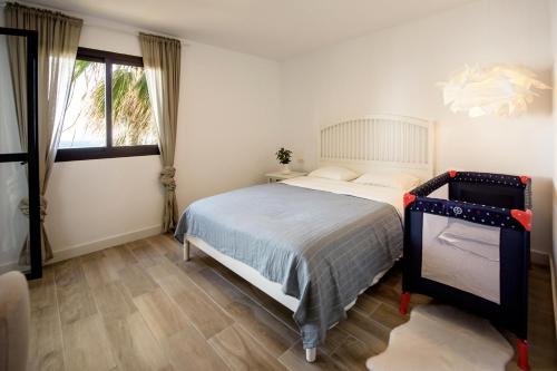 een slaapkamer met een bed en een raam bij Fantastic Sea View Apartament DOÑA LOLA in Mijas