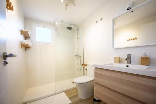 een badkamer met toilet, wastafel en douche bij Fantastic Sea View Apartament DOÑA LOLA in Mijas