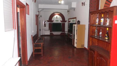 un pasillo largo con una habitación con mesa y sillas en Hotel Virreyes en San Fernando