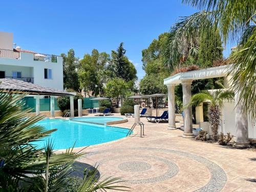 a swimming pool in front of a building at Reihenhaus in Tersefanou in Tersephanou