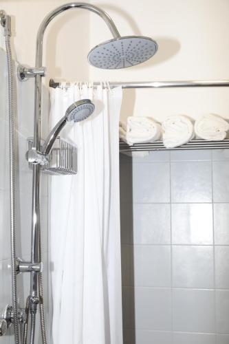 um chuveiro na casa de banho com uma cortina de chuveiro em BlancoHouse - Sul Parco em Riccione