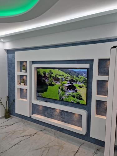 TV a/nebo společenská místnost v ubytování Luxury apartment in Attiki