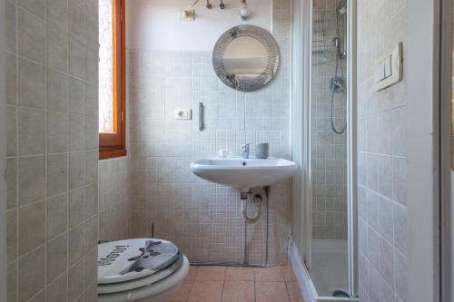 ein Bad mit einem Waschbecken und einem WC in der Unterkunft La casina nel paese a 20 minuti da Civita di Bagnoregio in Grotte Santo Stefano