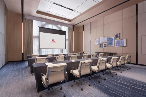 a conference room with a long table and chairs at Foshan Marriott Hotel in Foshan
