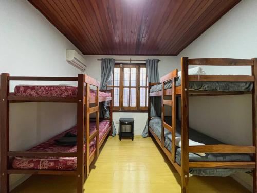 מיטה או מיטות קומותיים בחדר ב-HQ 282