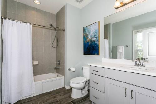 een badkamer met een toilet, een wastafel en een douche bij Beach Happy in Pensacola