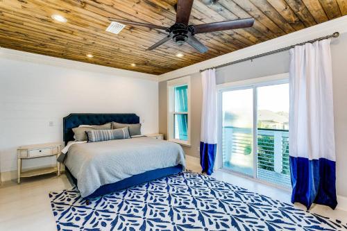 Un dormitorio con una cama y un ventilador de techo. en The Meadows, en Pensacola