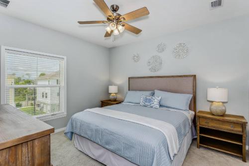 1 dormitorio con 1 cama y ventilador de techo en Sea You Soon at Lost Key, en Pensacola