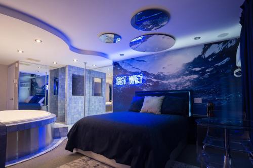 sypialnia z łóżkiem, prysznicem i wanną w obiekcie Le Fabreville Motel & Suites w mieście Laval
