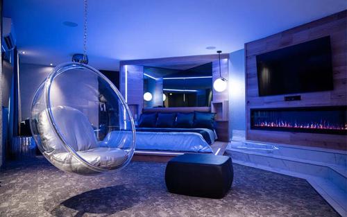 Bazen u objektu Le Fabreville Motel & Suites ili u blizini