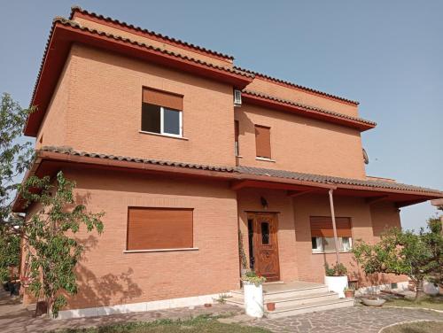 a brick house with at Da Piero e Gina in Palidoro