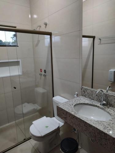Bilik mandi di Hotel Vale Do Ivinhema