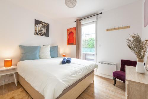 une chambre avec un grand lit blanc et une fenêtre dans l'établissement Cosy cocoon - Fairytale Factory, à Bussy-Saint-Georges