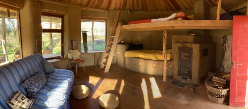 ein Wohnzimmer mit einem Etagenbett und einem Sofa in der Unterkunft Lehmhaus in Templin