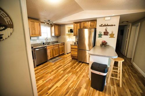 Η κουζίνα ή μικρή κουζίνα στο Gigi's Spacious Lakefront with Boat Ramp Access!! Newly Remodeled, Sleeps 8!