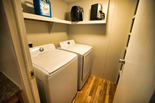 eine kleine Waschküche mit Waschmaschine und Trockner in der Unterkunft Gigi's Spacious Lakefront with Boat Ramp Access!! Newly Remodeled, Sleeps 8! in Canadian