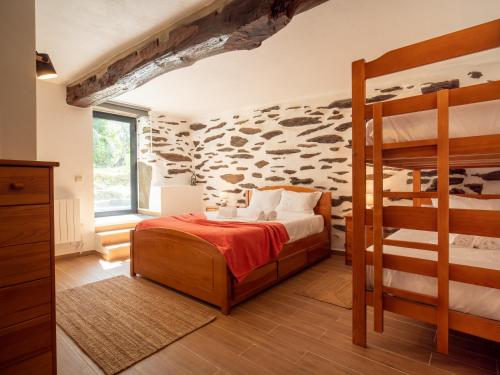 - une chambre avec 2 lits superposés et un mur en rondins dans l'établissement Casa da Júlia - Ermelo Parque Natural Alvão, 