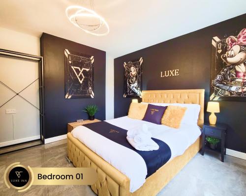 1 dormitorio con 1 cama grande con pinturas en la pared en Nr Birmingham City Centre, 5 Bed, Luxe Inn en Birmingham