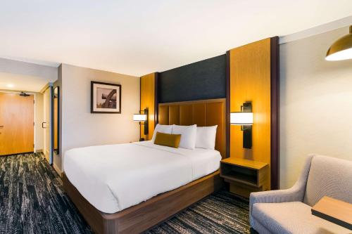 Кровать или кровати в номере Best Western Premier the Central Hotel & Conference Center