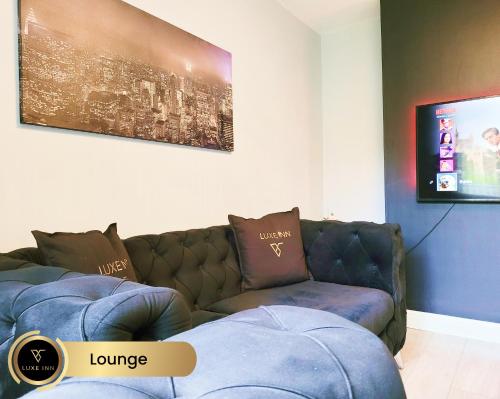a living room with a couch and a tv at Nr Birmingham City Centre, 5 Bed, Luxe Inn in Birmingham