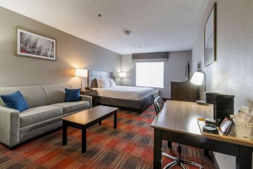 une chambre d'hôtel avec un lit et un canapé dans l'établissement Best Western Dartmouth-New Bedford, à North Dartmouth