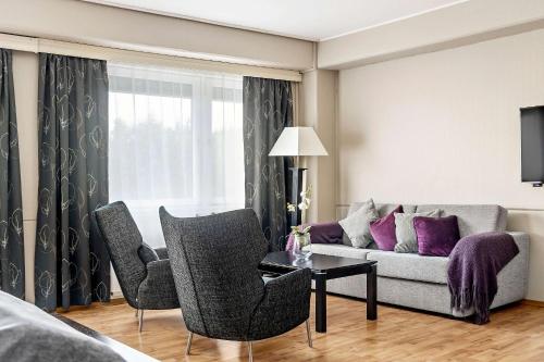 - un salon avec un canapé et des chaises dans l'établissement Best Western Leto Arena, à Dal