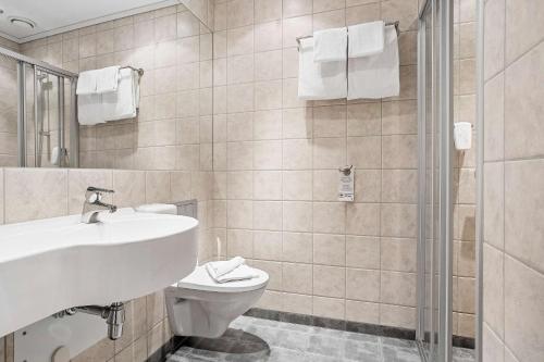 a bathroom with a sink and a toilet at Best Western Leto Arena in Dal