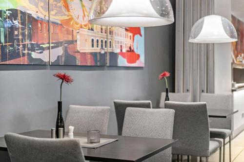a dining room with a table and chairs at Best Western Leto Arena in Dal