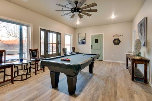 Τραπέζι μπιλιάρδου στο Waterfront Grand Lake Family House with Game Room!