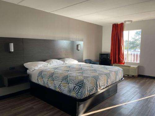 una camera da letto con un grande letto con una grande finestra di Motel 6 Stockbridge GA Hwy 138 W a Stockbridge