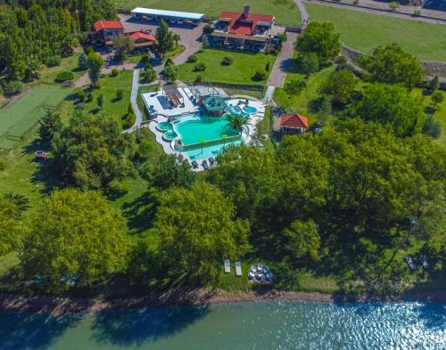 una vista aérea de una finca con piscina en Cabañas Rio Soñado en Valle Grande