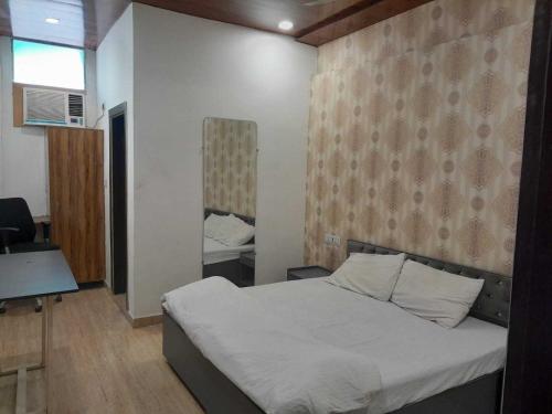 Katil atau katil-katil dalam bilik di Hotel O Shubkamna