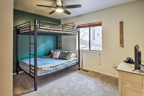 1 dormitorio con litera y ventilador de techo en Peaceful Nutrioso Cabin Retreat with Fire Pit!, en Nutrioso