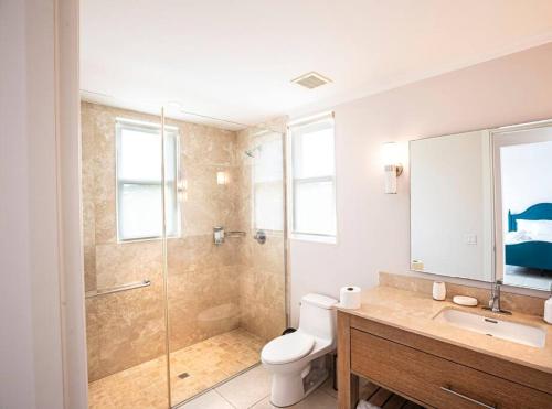 La salle de bains est pourvue d'une douche, de toilettes et d'un lavabo. dans l'établissement Laguna Lake House - Private Pool - King Bed - Sleeps 14, à Playa Blanca