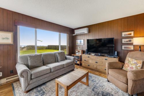 Water's Edge Oceanside Home – Photos 3