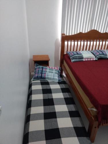 Un dormitorio pequeño con una cama y una ventana. en Casas de praia maranduba UBATUBA, en Ubatuba