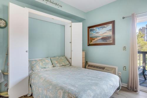 - une chambre avec un lit en face d'une fenêtre dans l'établissement Bethany Beach Inn -- 102 Bethany Beach Inn, à Bethany Beach