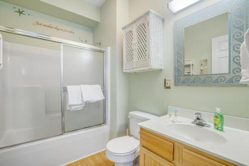W łazience znajduje się toaleta z prysznicem i umywalka. w obiekcie Bethany Beach Inn -- 102 Bethany Beach Inn w mieście Bethany Beach