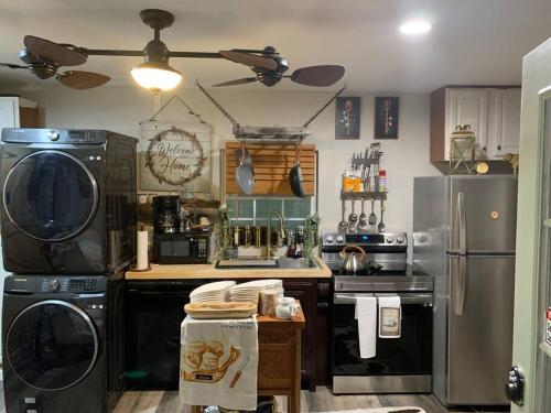 Køkken eller tekøkken på Spacious Parking Cozy 2 Bedroom Cottage House with plenty parking