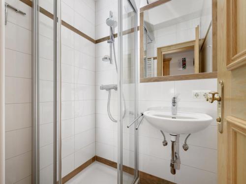 A bathroom at Haus Tanja