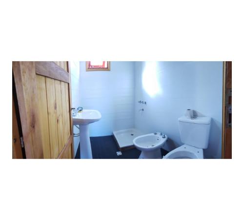 La salle de bains est pourvue de 2 toilettes et d'un lavabo. dans l'établissement Hermosa Cabaña Con Pileta, à Chivilcoy