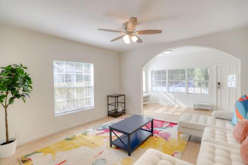 sala de estar con paredes blancas y ventilador de techo. en Retreat to a Stylish WOW Hotel Quality Two Story Upscale 4-2 in Historic Coconut Grove, en Miami
