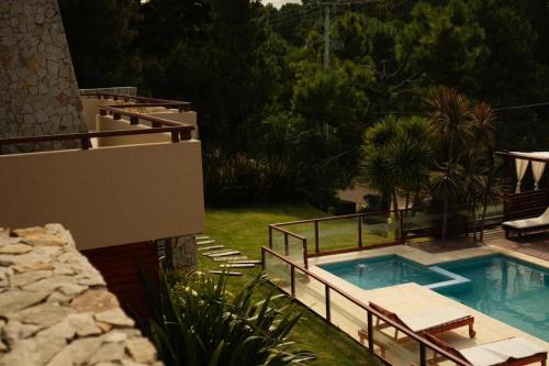 una casa con piscina en un patio en Arena de Mar Dept F en Mar de las Pampas