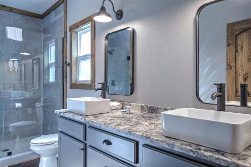 uma casa de banho com um lavatório, um WC e um espelho. em Napa Blue Ridge Cabin em Blue Ridge