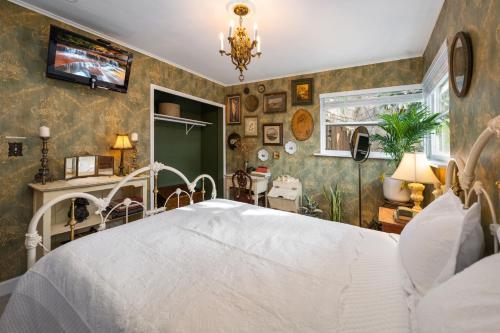 a bedroom with a large white bed in a room at Unique super cozy,Bohemian Paradise with Heated Pool and positive energy in Pompano Beach