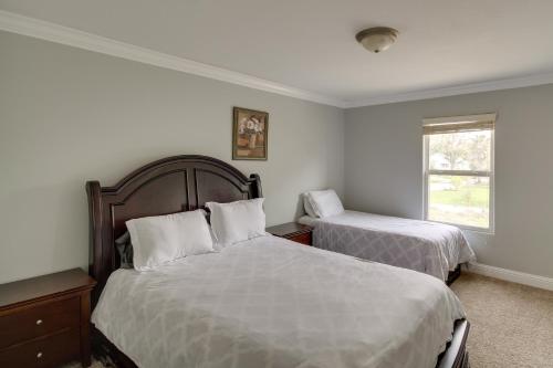 een slaapkamer met 2 bedden en een raam bij Gulfport Condo with Private Balcony - Walk to Beach! in Gulfport