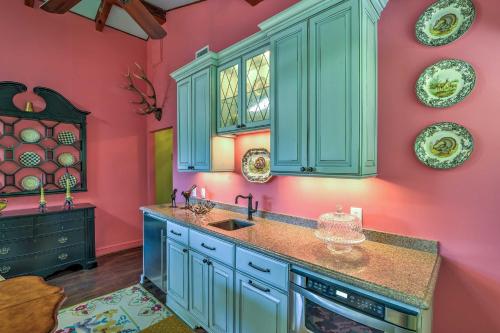 eine Küche mit rosa und blauen Schränken und einem Waschbecken in der Unterkunft Charming Blue Ridge Cottage with Stunning Views! in Spruce Pine